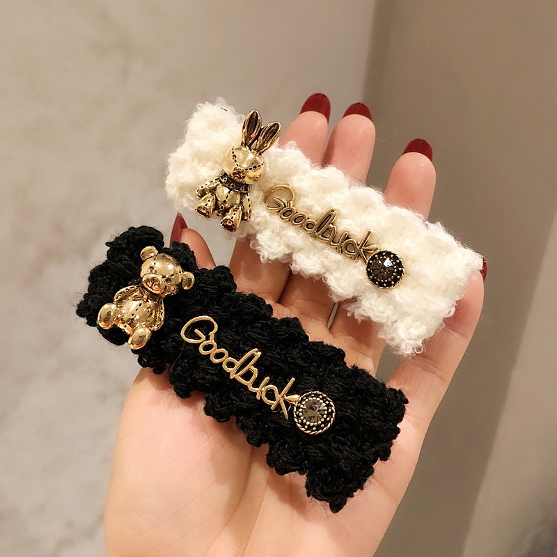 Little Chanel-style hair clip detail image 4