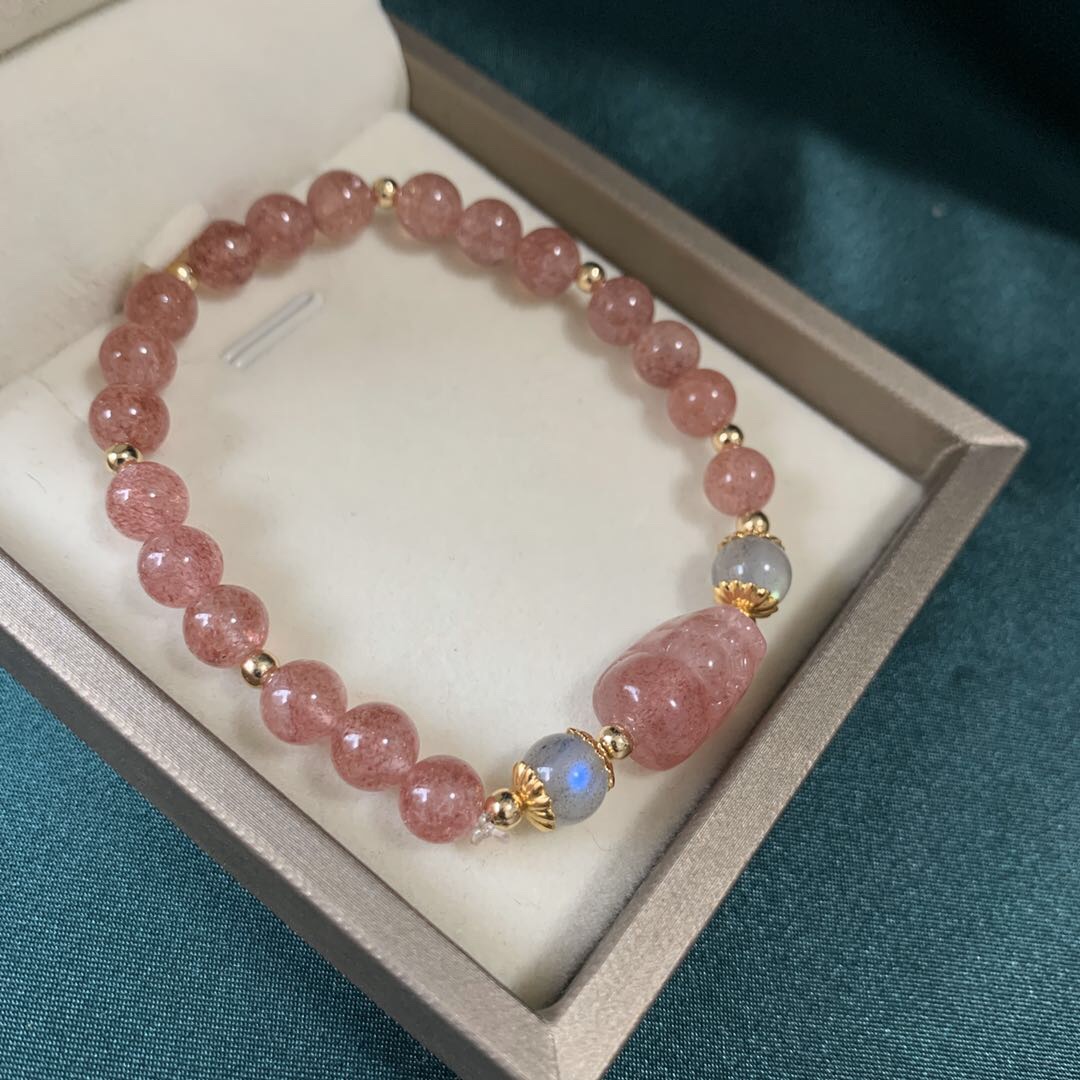 The strawberry crystal PI xiu hand string thumbnail