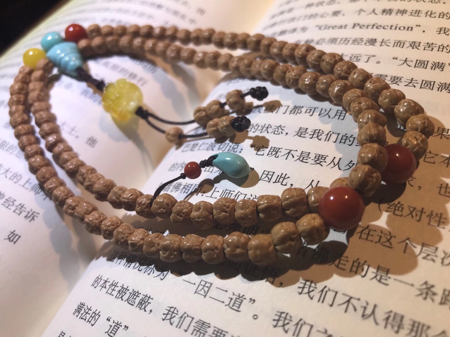 The Supreme Buddha's Hand Vajra Bodhi, commonly known as Three-day Red, is of high density and high oiliness, with a specification of 5.5mm. It is paired with natural green pine Nanhong amber, Wumi 123 Application Scenario