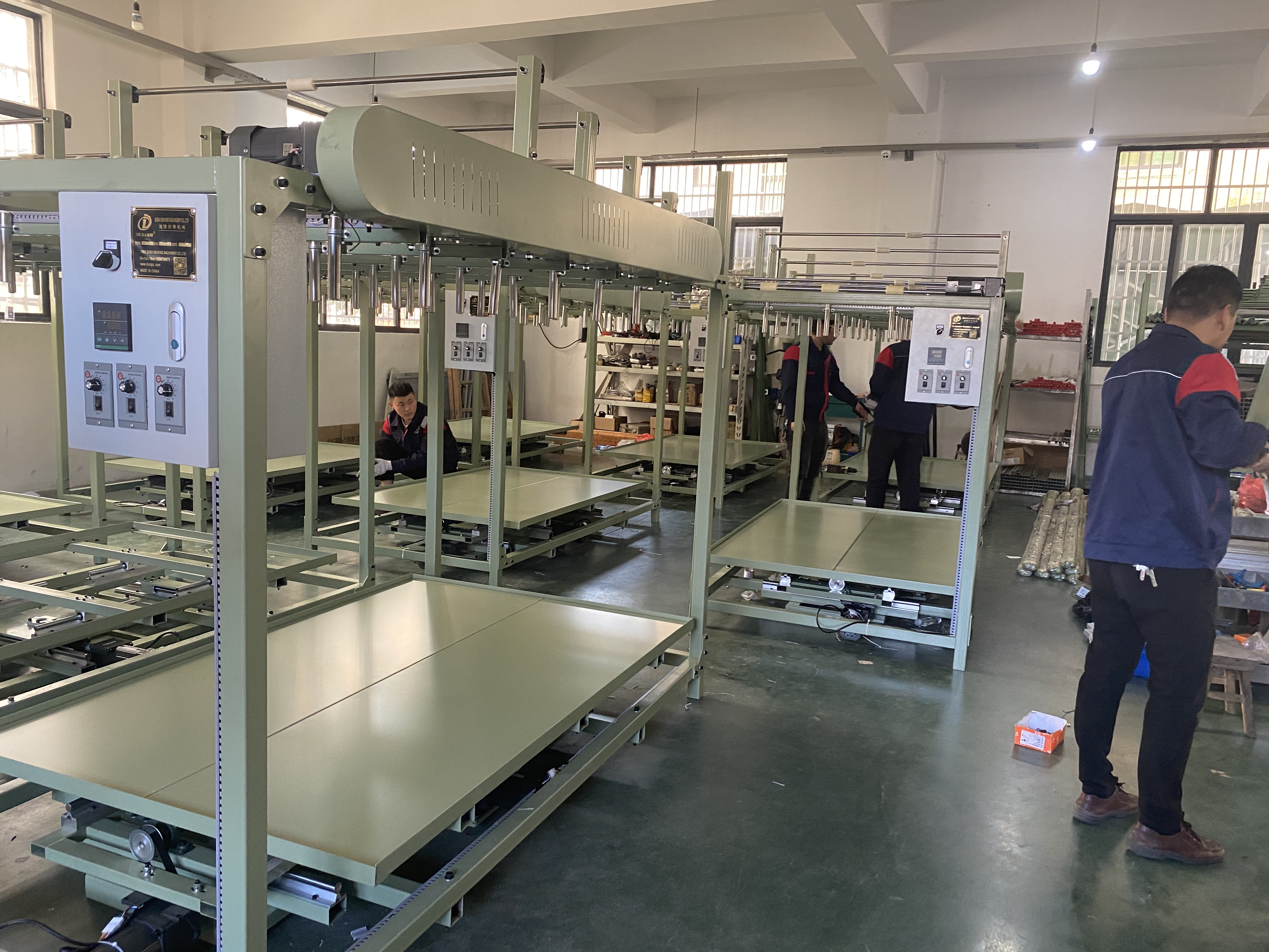 Shuttleless machine with 24 ear loops for masks, high-end fitting machine, integrates strap separation, heating and automatic fitting. It saves time, labor and space detail image 3
