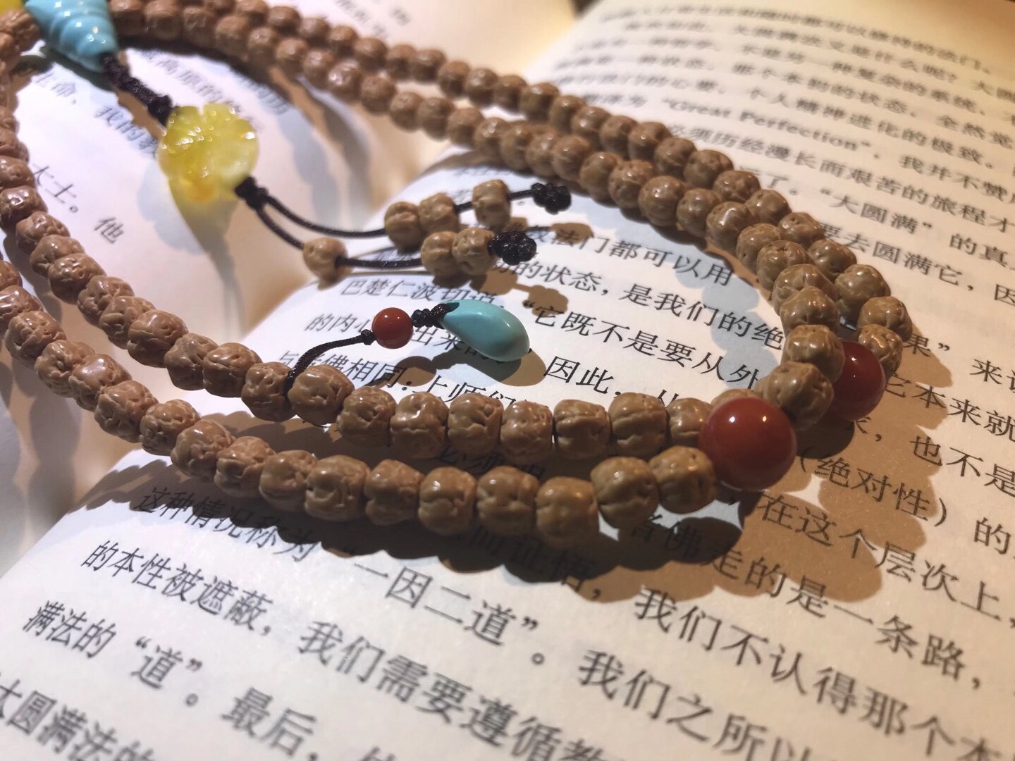The Supreme Buddha's Hand Vajra Bodhi, commonly known as Three-day Red, is of high density and high oiliness, with a specification of 5.5mm. It is paired with natural green pine Nanhong amber, Wumi 123 Item Picture