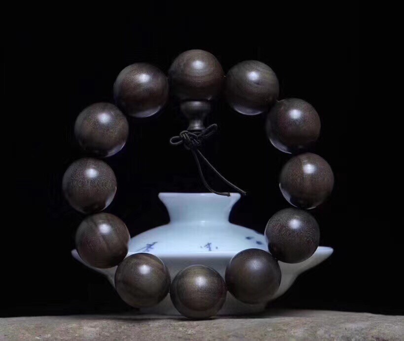 印度老山檀香阴沉迈索尔纯正区
规格：2.0×12粒
老山檀香阴沉料深埋于地底下数百年，原材料颜色发生巨大变