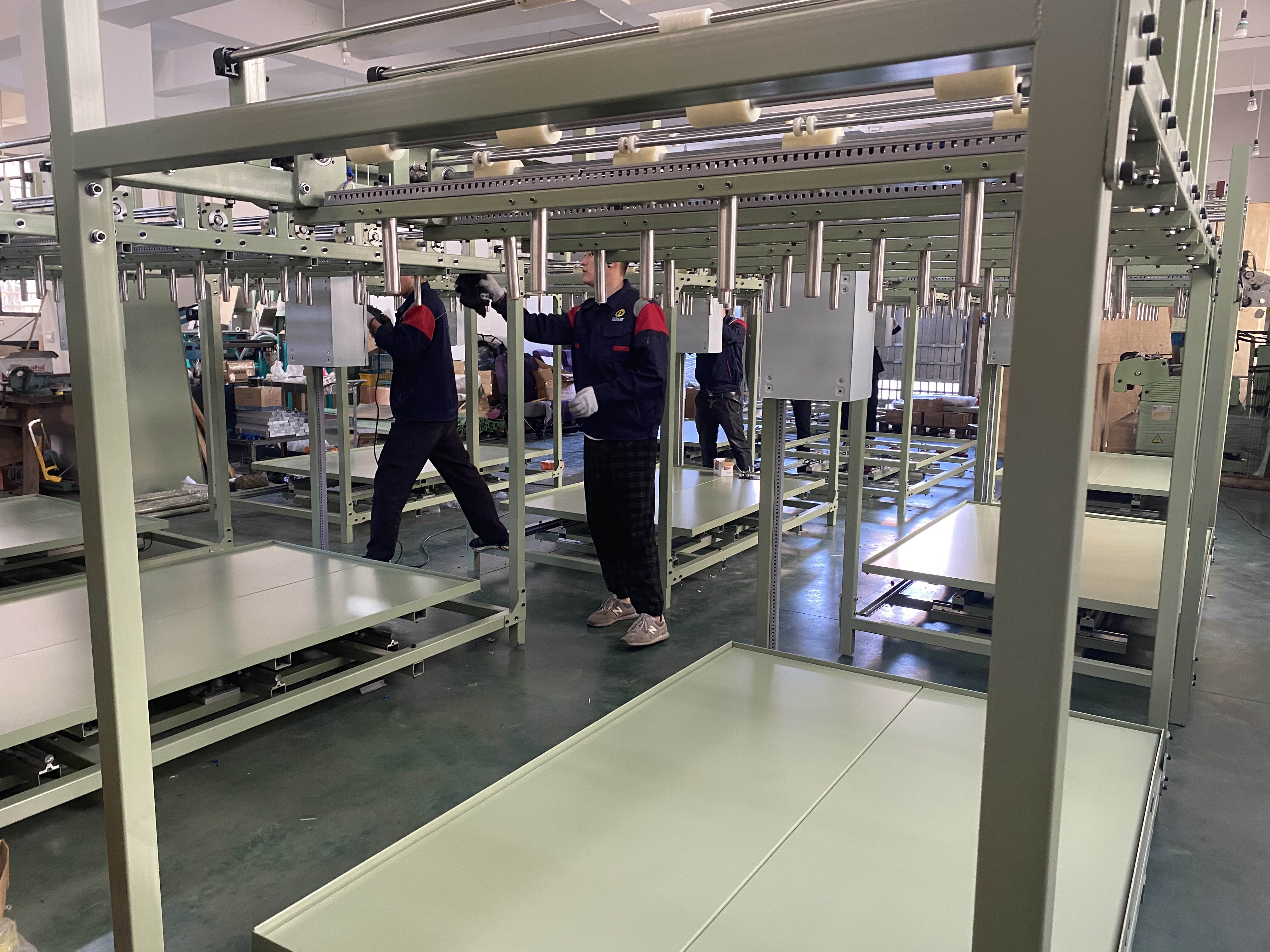 Shuttleless machine with 24 ear loops for masks, high-end fitting machine, integrates strap separation, heating and automatic fitting. It saves time, labor and space detail image 2