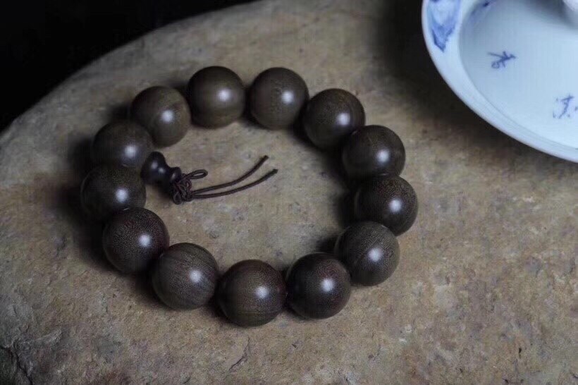 Old mountain sandalwood from Mysore, pure region, India. Specification: 1.8×13 grains. Old Mountain sandalwood has been buried deep underground for hundreds of years, and the color of the raw material has undergone a huge change pic 6