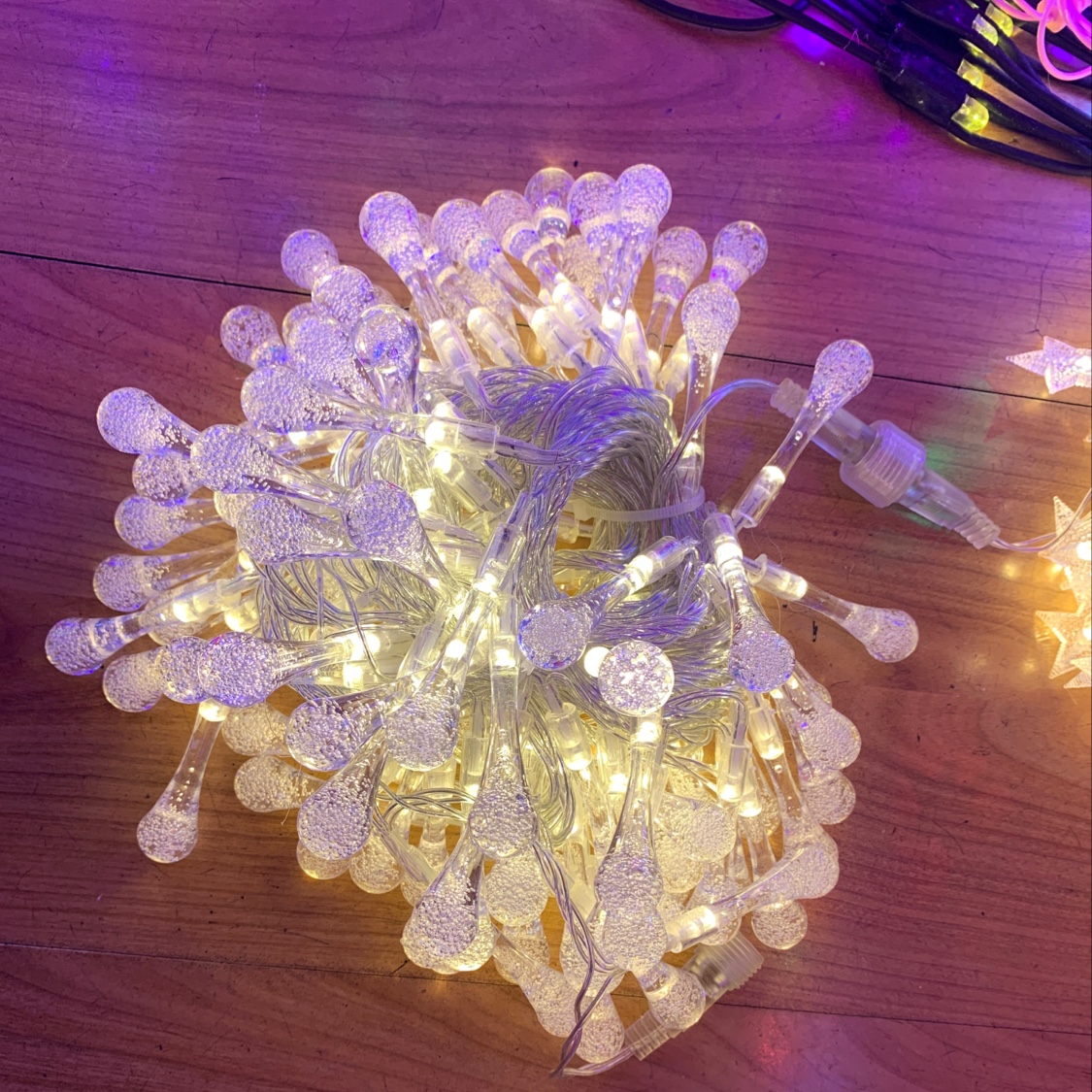 100 long water droplets with heads and tails inserted