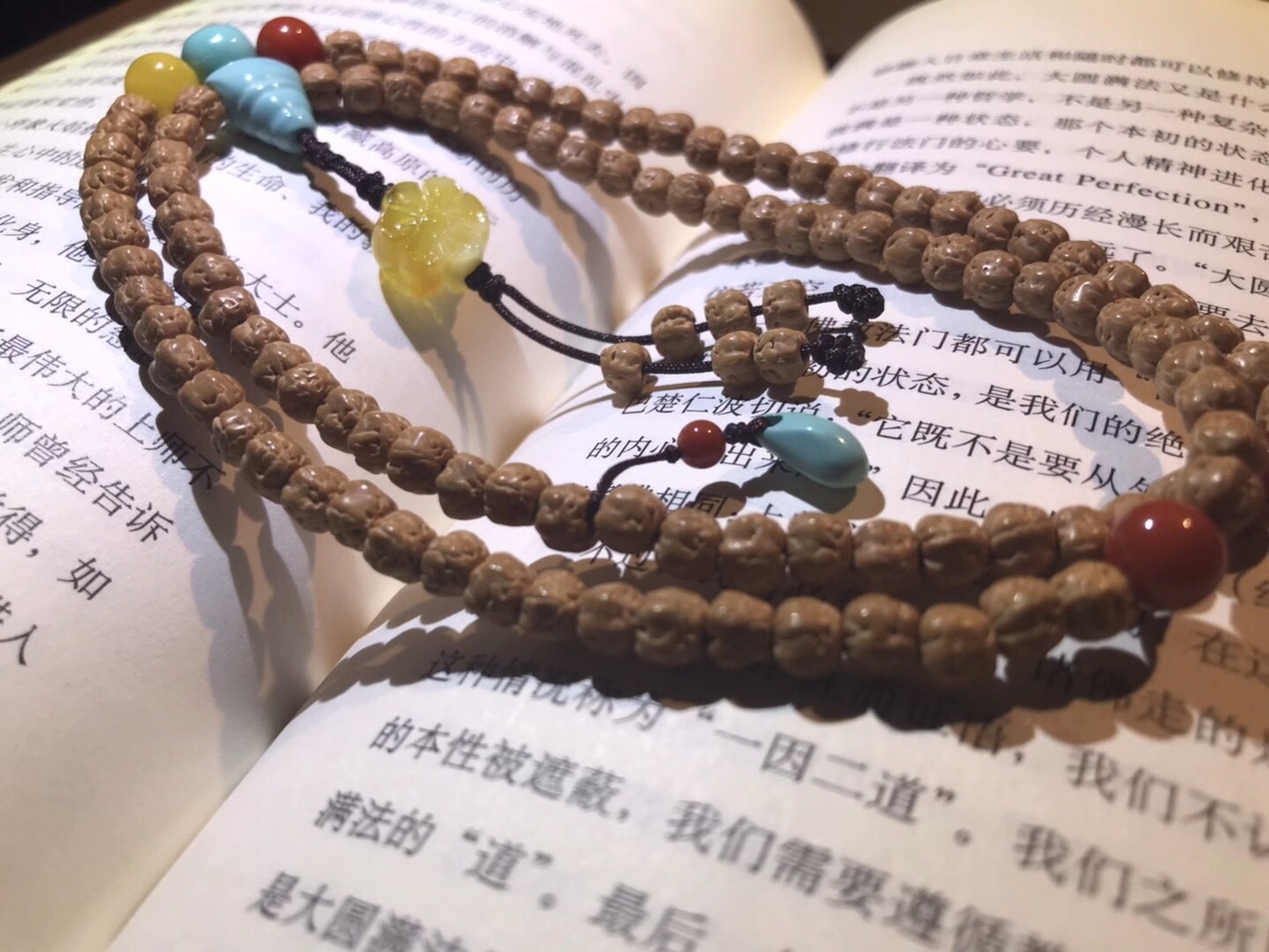The Supreme Buddha's Hand Vajra Bodhi, commonly known as Three-day Red, is of high density and high oiliness, with a specification of 5.5mm. It is paired with natural green pine Nanhong amber, Wumi 123