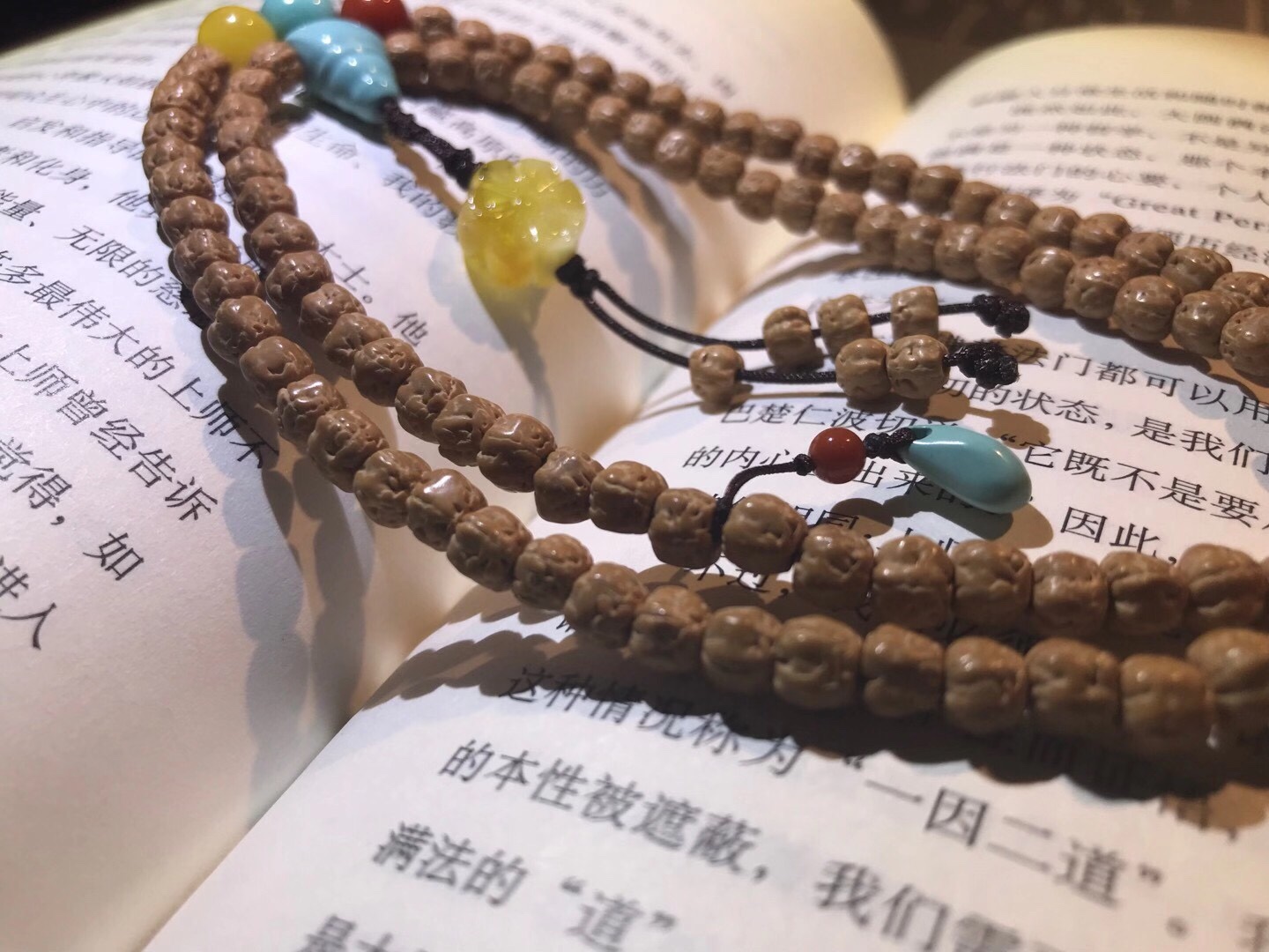 The Supreme Buddha's Hand Vajra Bodhi, commonly known as Three-day Red, is of high density and high oiliness, with a specification of 5.5mm. It is paired with natural green pine Nanhong amber, Wumi 123 Specification image