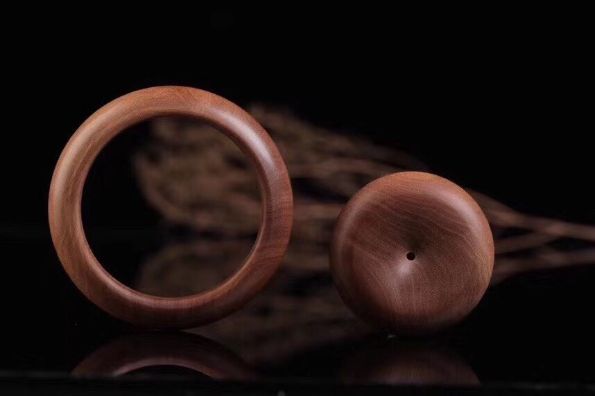 Exquisite Indian Mysore Old Mountain Sandalwood [Empress Bracelet] Premium old material, early collectible, aged for a long time, full of charm, smooth and fine color. "Oily"
