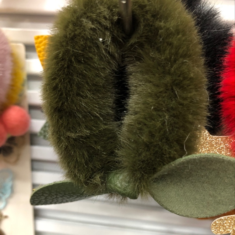 Fur 4 is so adorable! The cute hair band from Dongdaemun, South Korea, is a plush hair tie and hair band