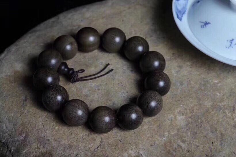 The specification of the pure Mysore region old mountain sandalwood from India: 2.0×12 pieces. The old mountain sandalwood wood has been buried deep underground for hundreds of years, and the color of the raw material has undergone a huge change undefined