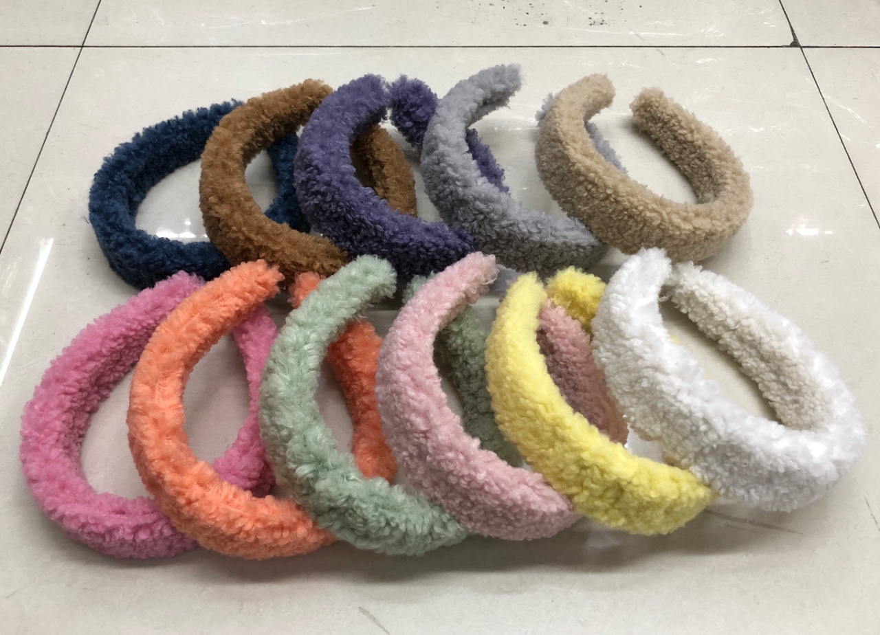 The plush hair band is so cute and adorable. The hair band is a plush hair tie and hair band from Dongdaemun, South Korea