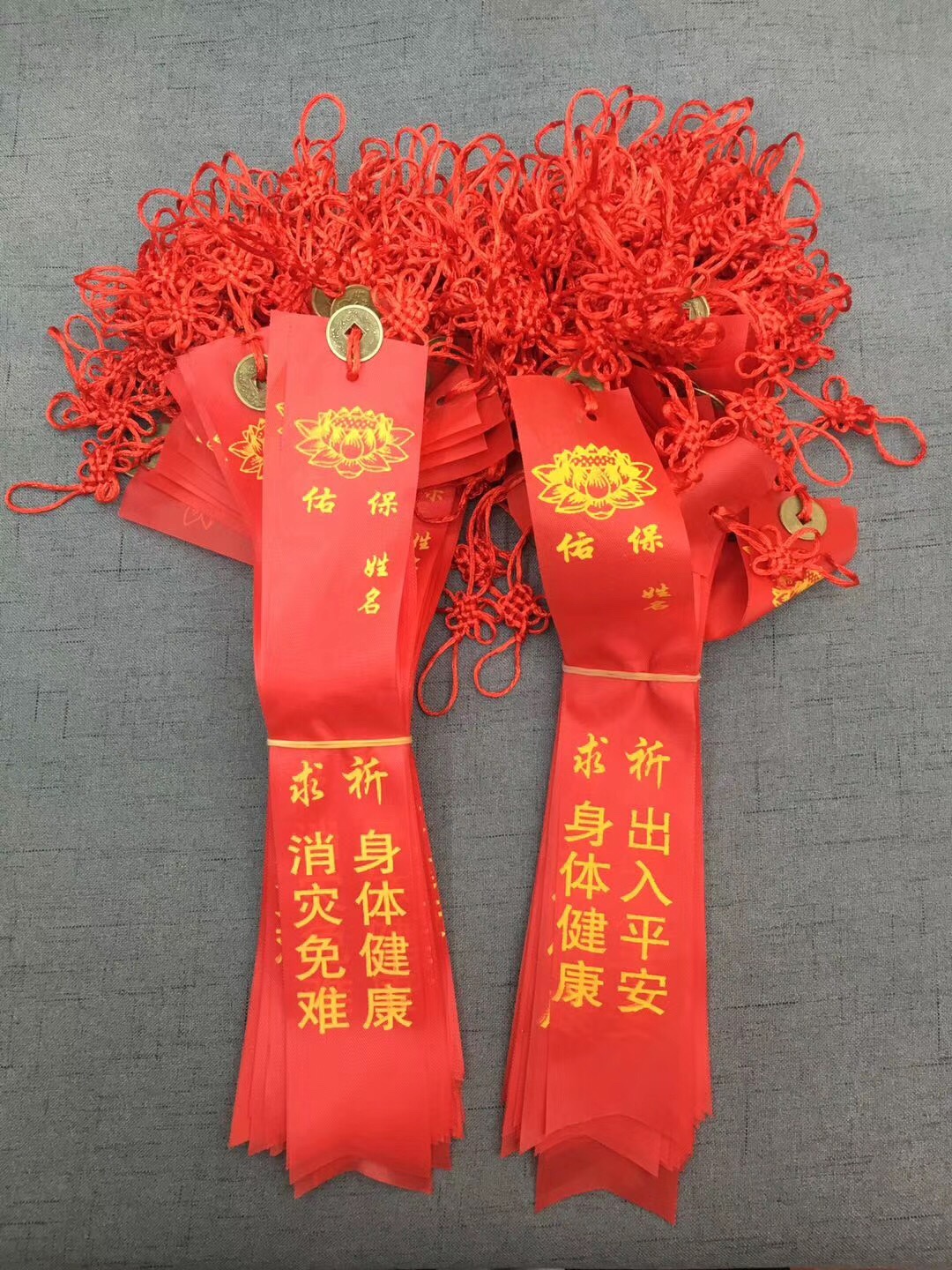 In Buddhism, people bring Chinese knot copper coins to make wishes, wear red ribbons and tie books to pray for peace, academic success, wealth and marriage Specification image