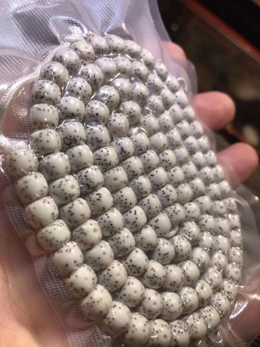 Authentic Hainan original ecological crescent moon beads, large blank space, size 6×7mm, top-quality carefully selected. For graduation, if you are interested, please inquire details Picture