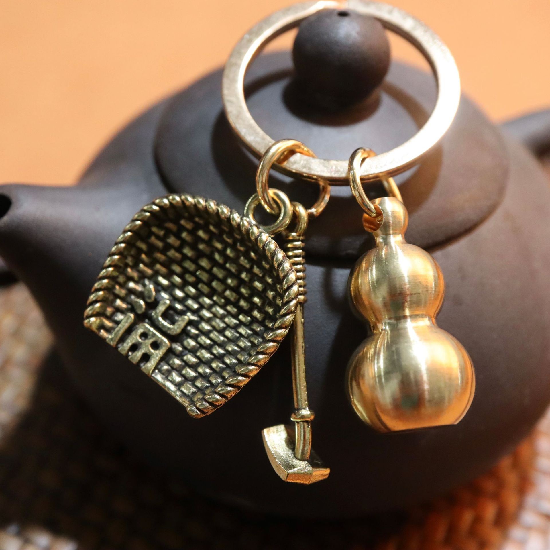 Brass solid small gourd car hangers, retro exquisite alloy dustpans and hoes, personalized small accessories wholesale hot sale detail image 1