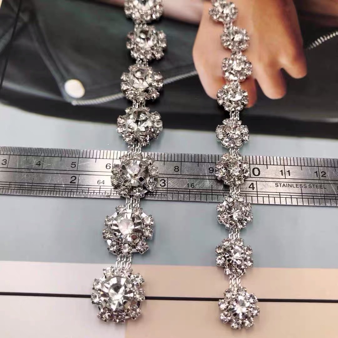 زخرفة من سلسلة من الملابس مزخرفة بالحفر الفضي والأبيض على الكتف Item Picture