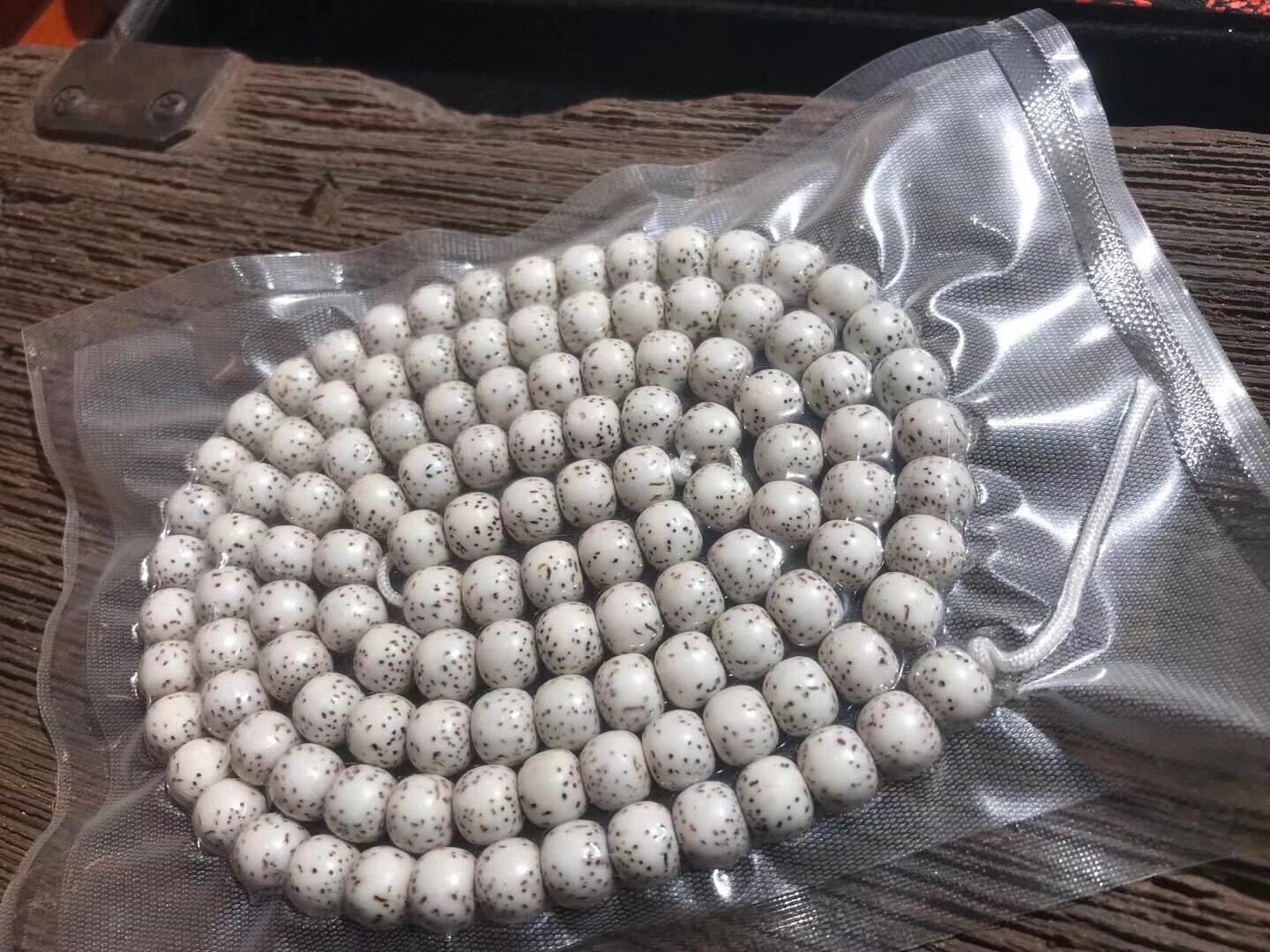 Authentic Hainan original ecological crescent moon beads, large blank space, size 8×9mm, top-quality carefully selected. For graduation, if you are interested, please inquire Specification image