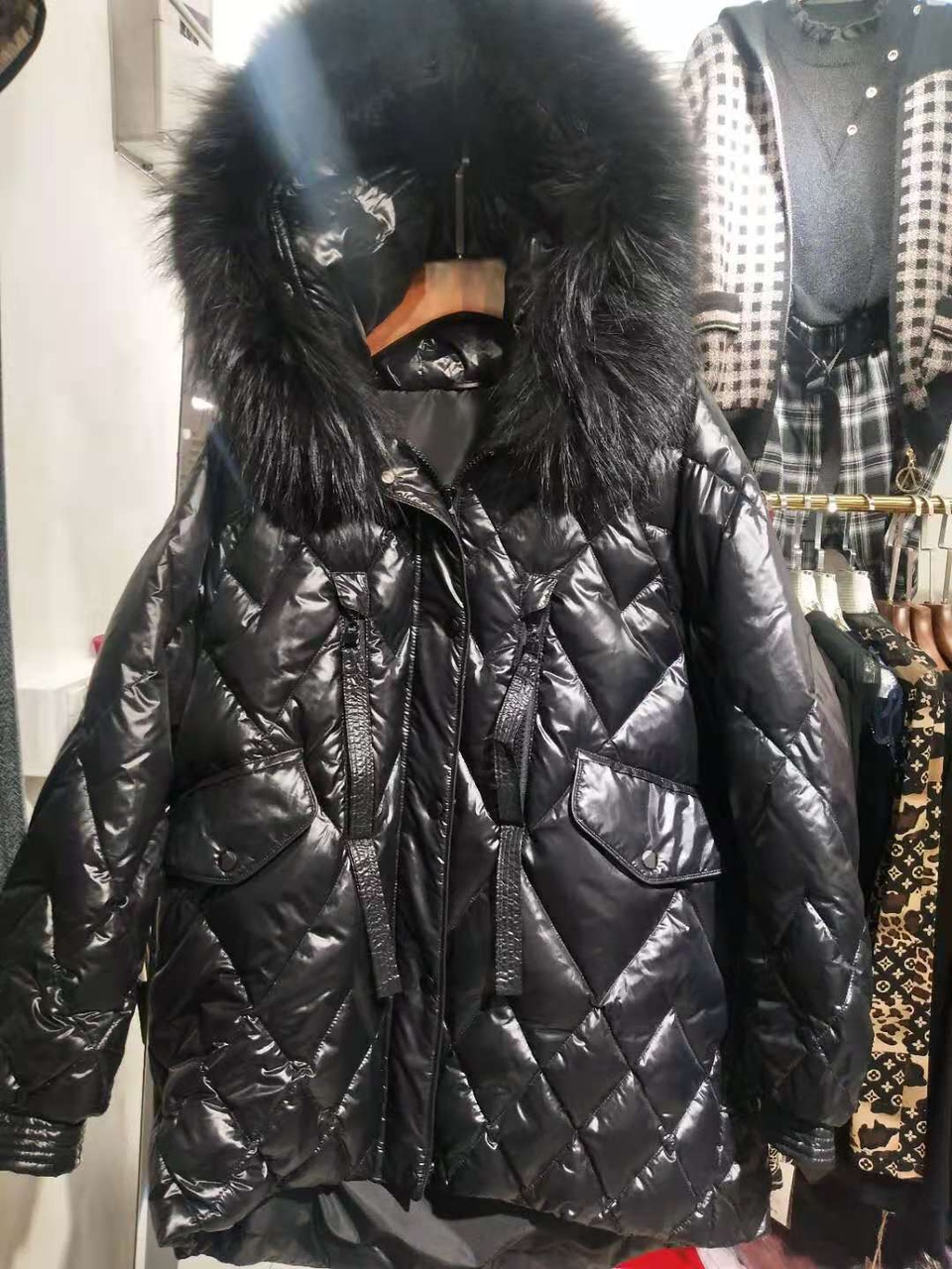 黑色狐狸毛羽绒服