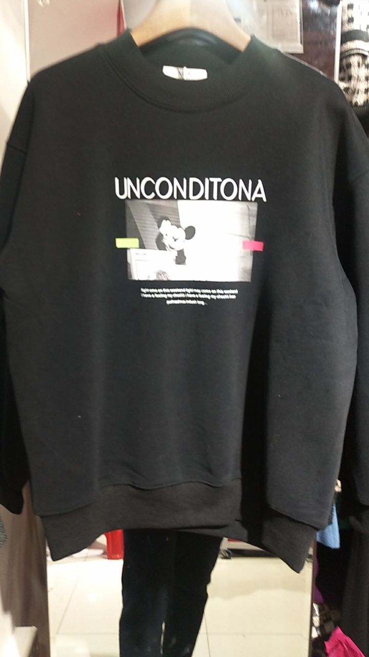 黑色黄金绒卫衣