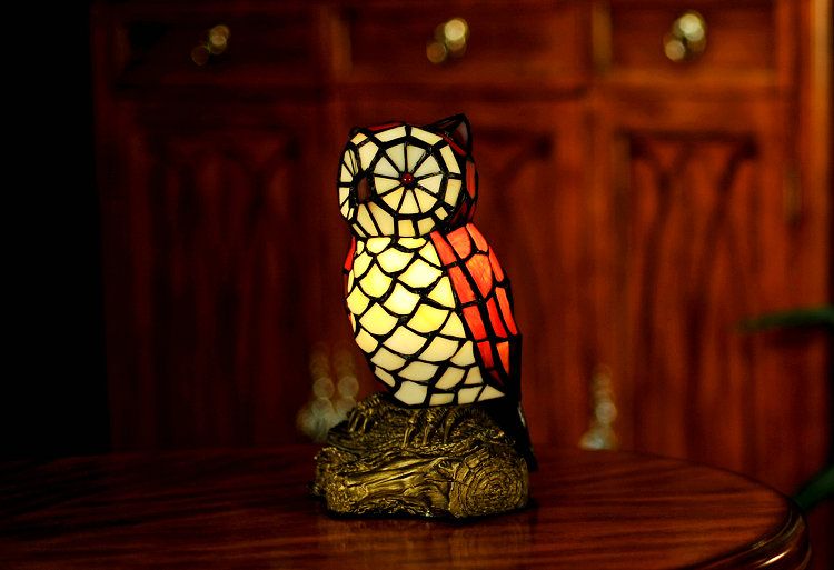 Small night lamp, European decorative lamp, bedside lamp, owl characteristic colored glass lamp