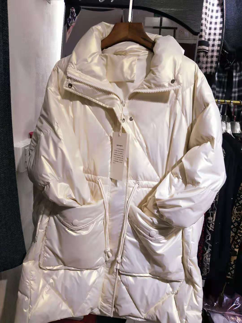 米色亮皮羽绒服