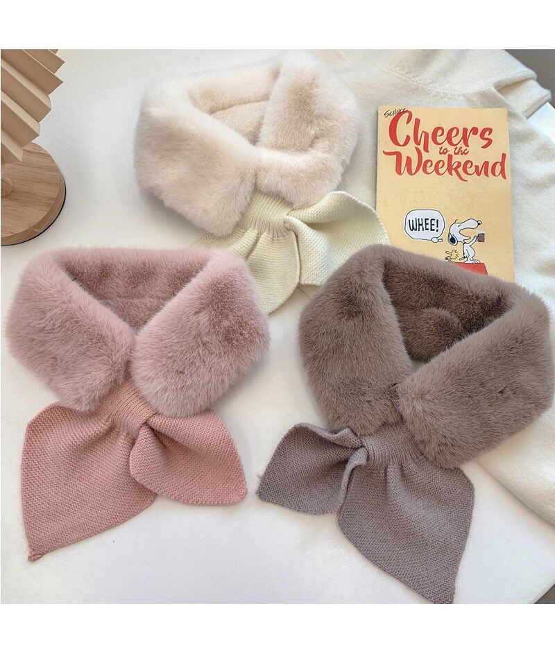 The fur scarf is so cute and adorable. The hair band is a plush hair tie from Dongdaemun, South Korea