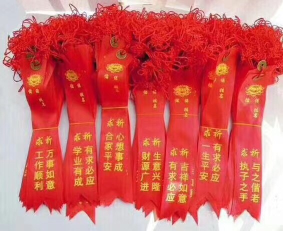 In Buddhism, people bring Chinese knot copper coins to make wishes, wear red ribbons and tie books to pray for peace, academic success, wealth and marriage details Picture