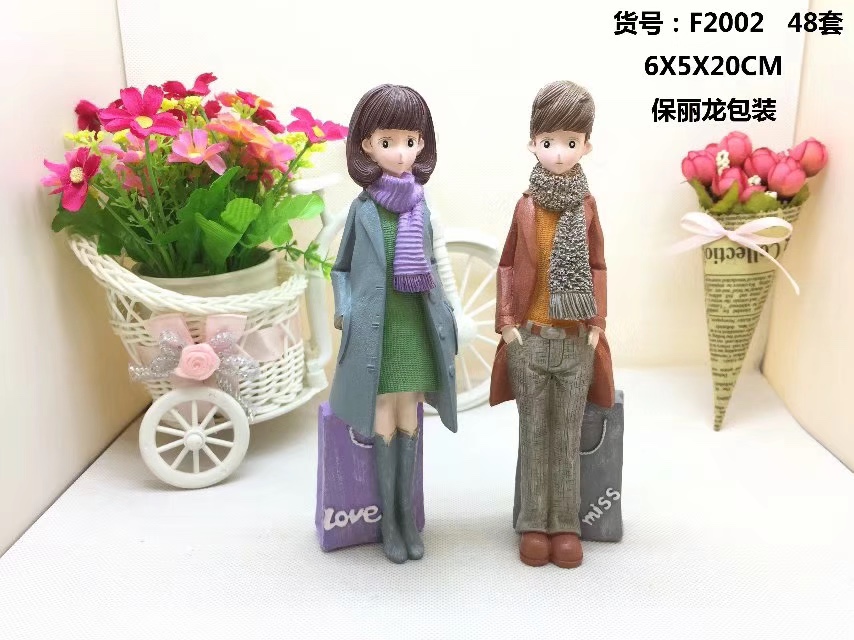 Factory resin craft decoration station trench coat couple furniture decoration Yue Yi gift thumbnail