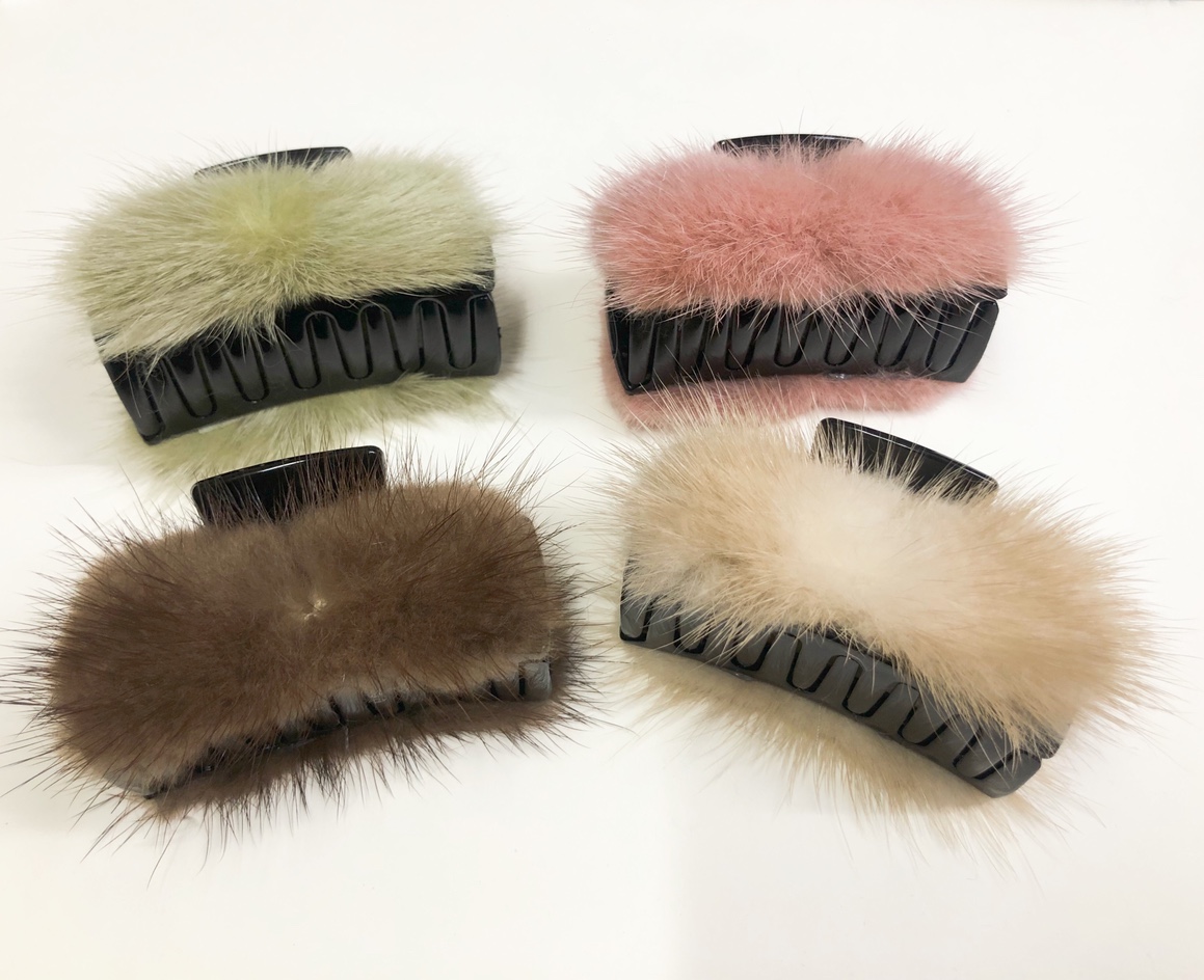 The fur hairpin is so cute and adorable. The hair band is a plush hair tie from Dongdaemun, South Korea