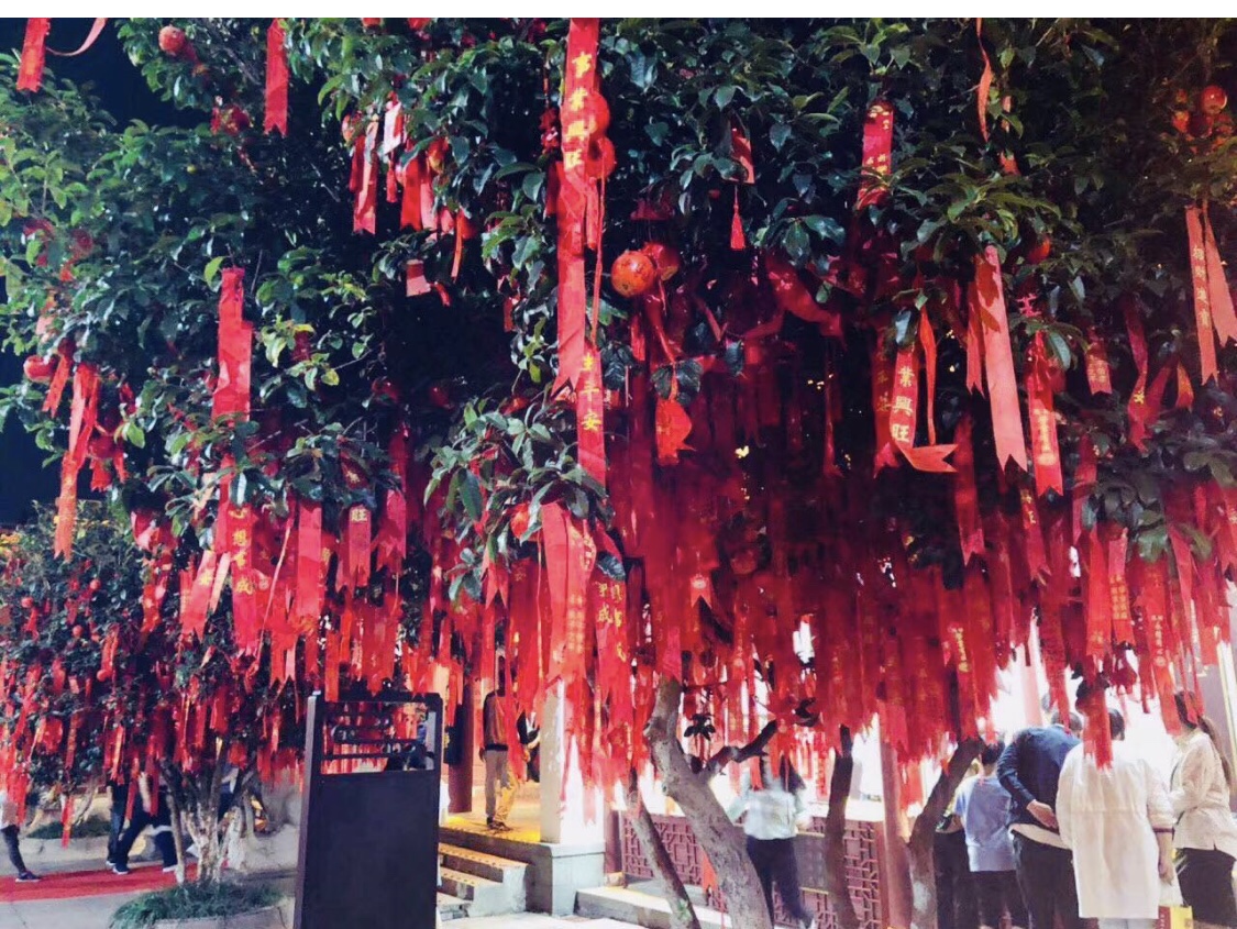 In Buddhism, people bring Chinese knot copper coins to make wishes, wear red ribbons and tie books to pray for peace, academic success, wealth and marriage Application Scenario