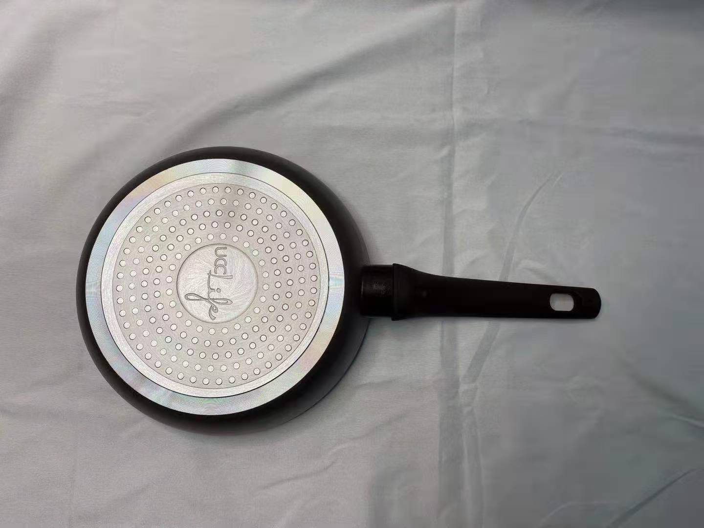 Non-stick frying pan, dual-purpose for induction cooker and open flame Application Scenario