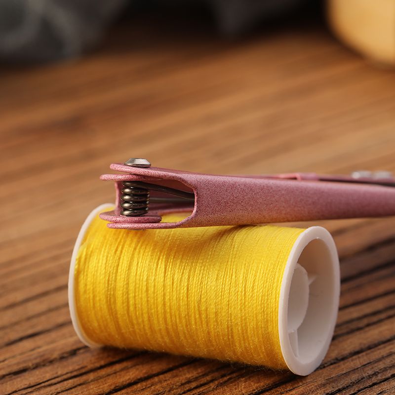 Authentic Zhang Xiaoquan yarn scissors for cutting thread ends, cross-stitch U-shaped thread ends, small mini stainless steel Application Scenario