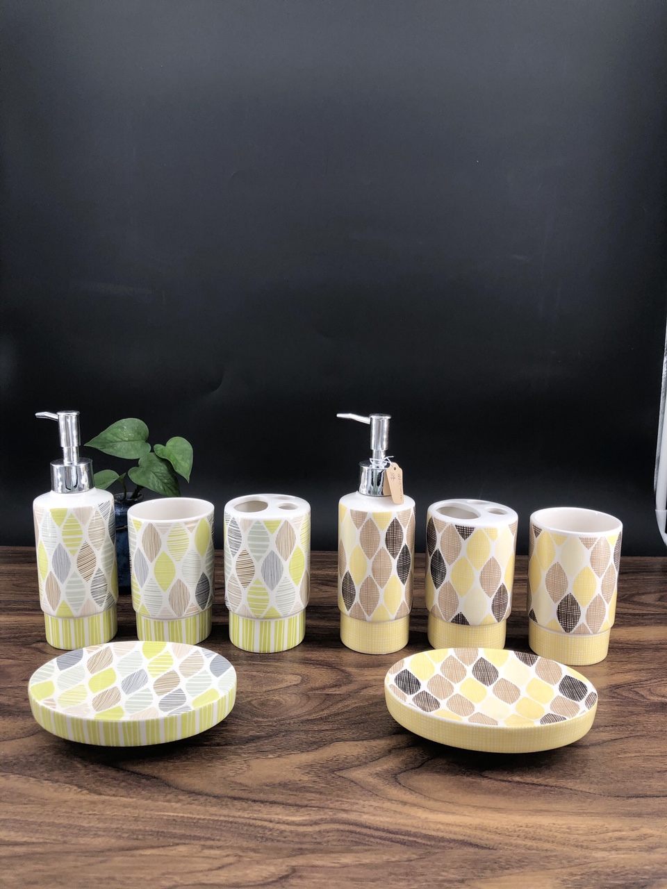 Ceramic Bathroom Four-Piece Set, Simple Style, Leaf Pattern