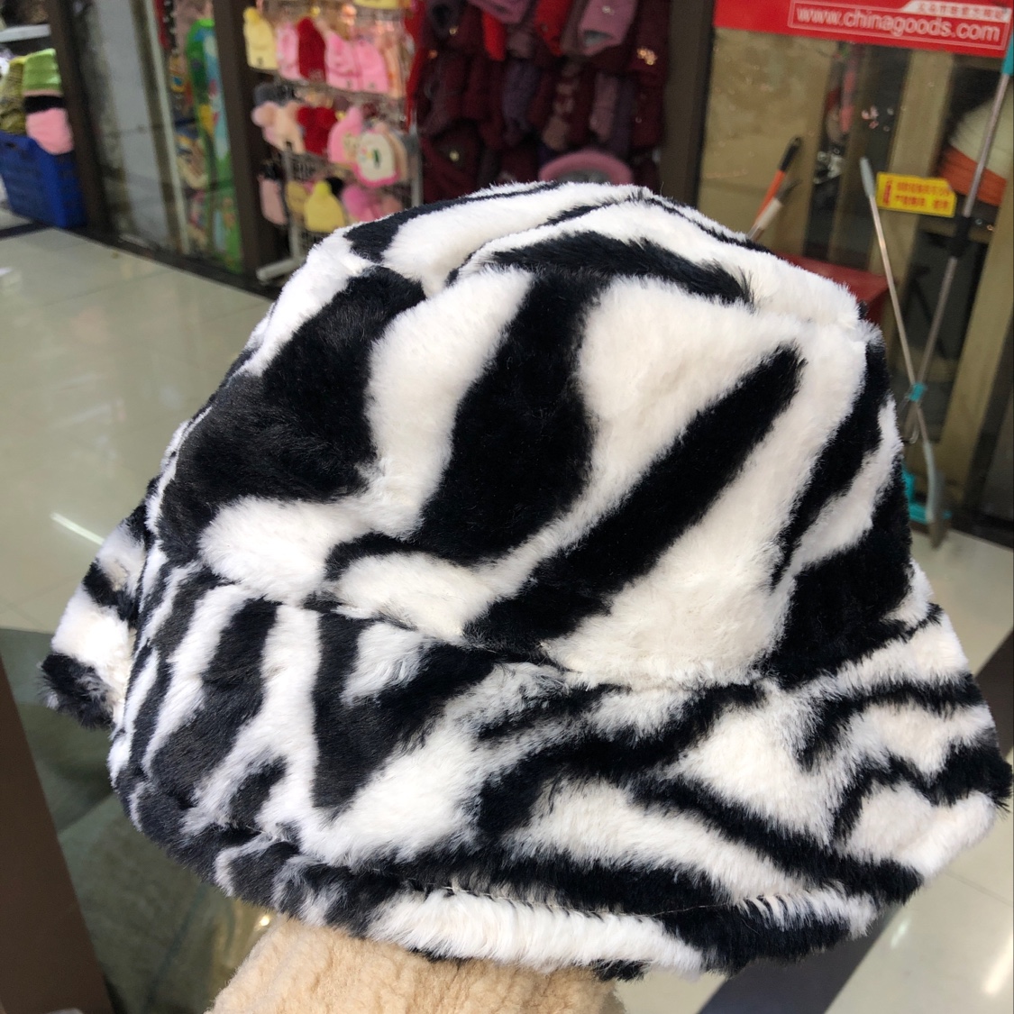斑马毛绒帽