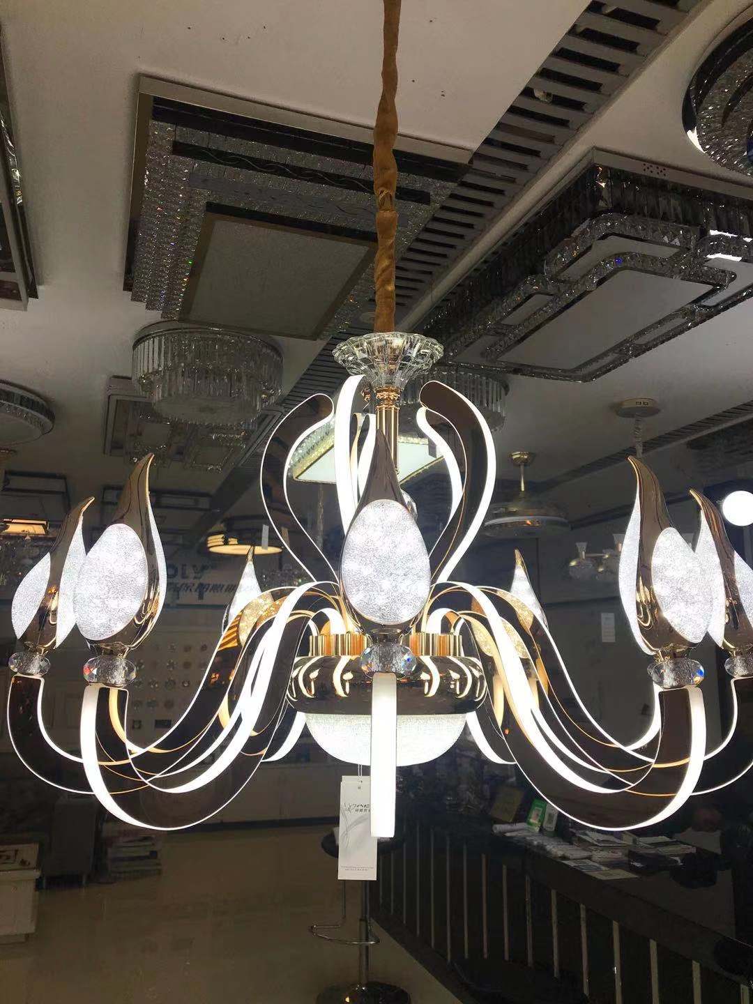The new Chinese-style chandelier, a copper headlamp, is elegant and generous. It is a modern chandelier with a crystal shell