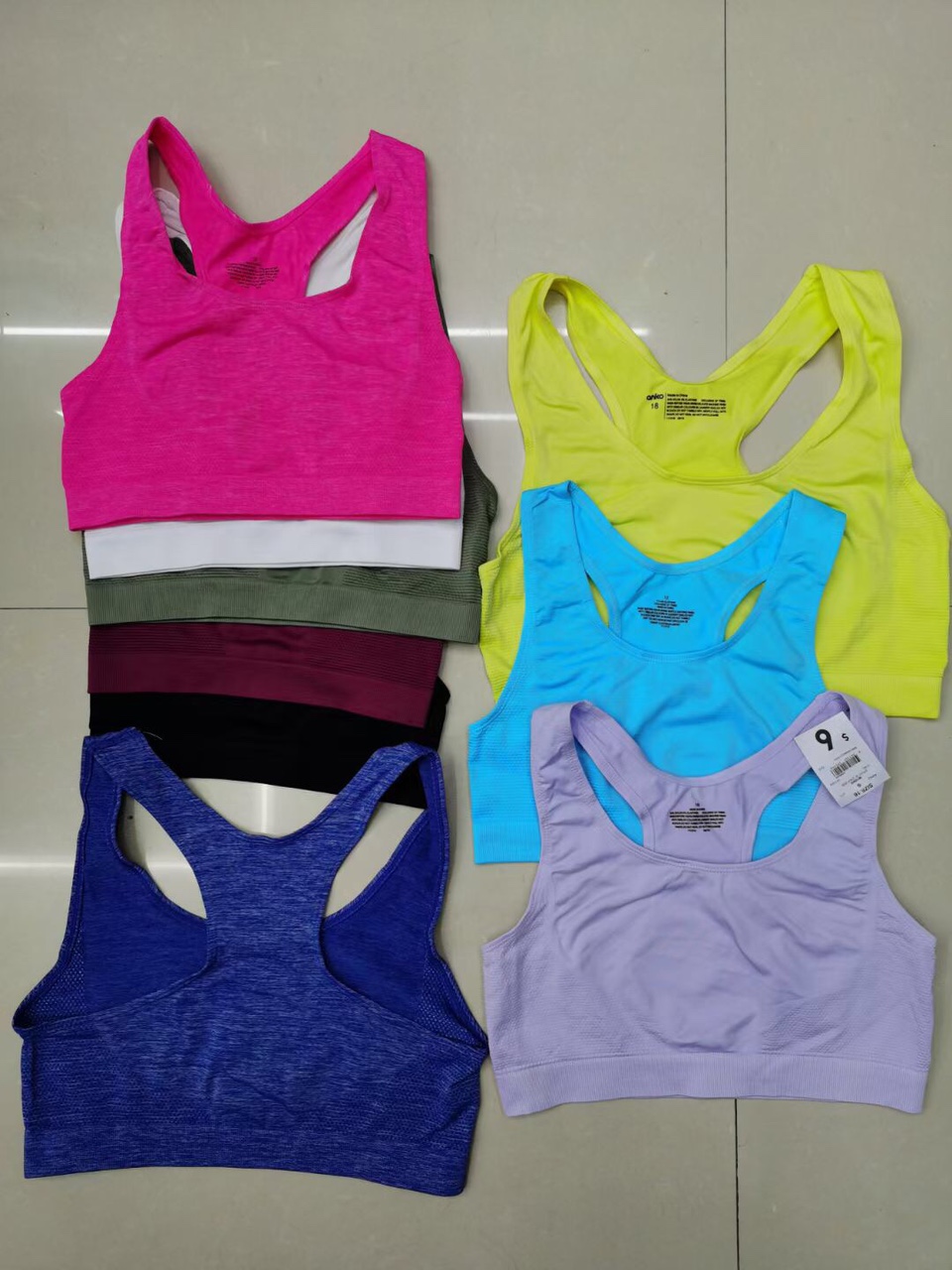 无缝锦纶工字背心。