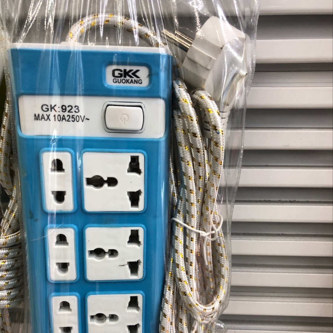 923