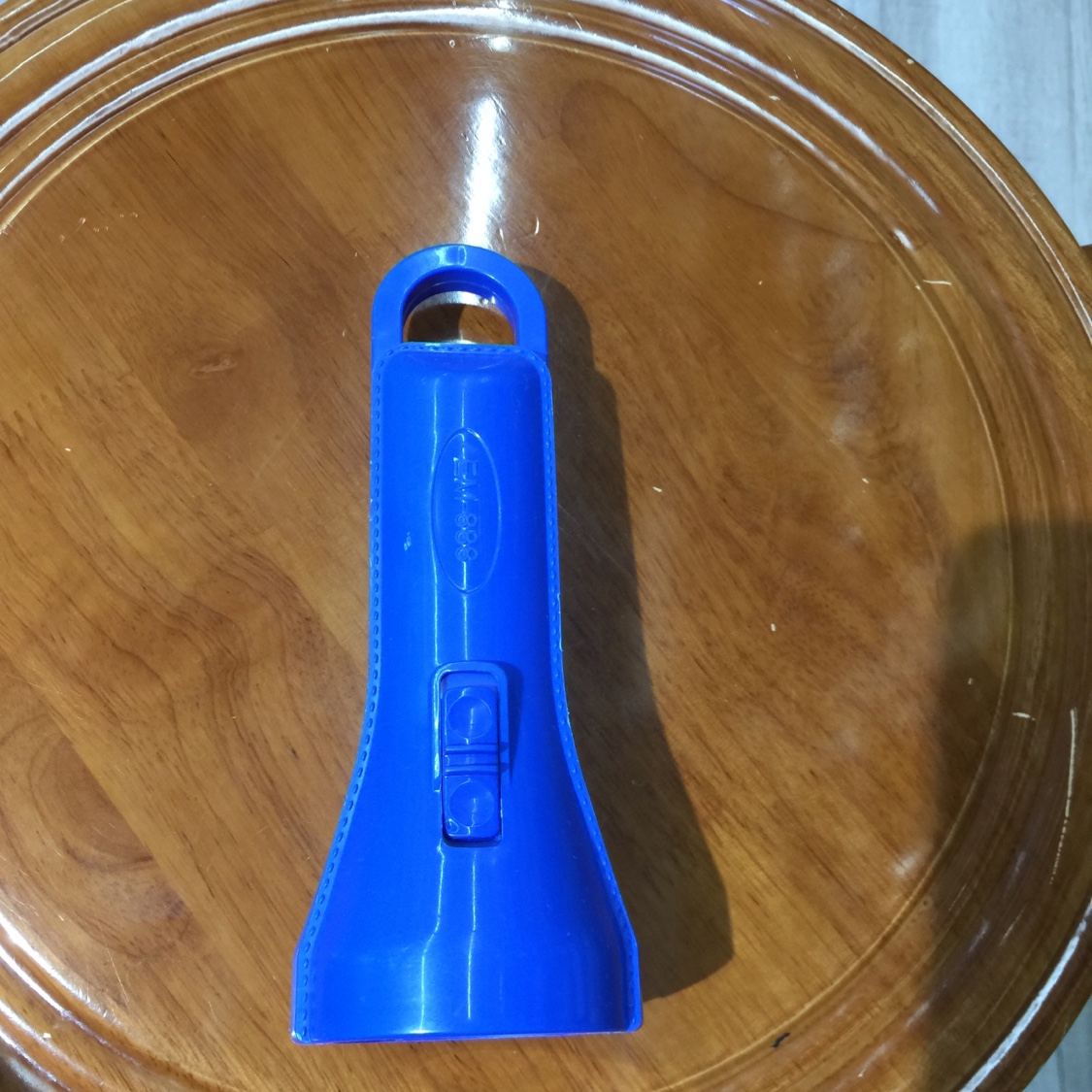 Carry a flashlight with a dry battery thumbnail
