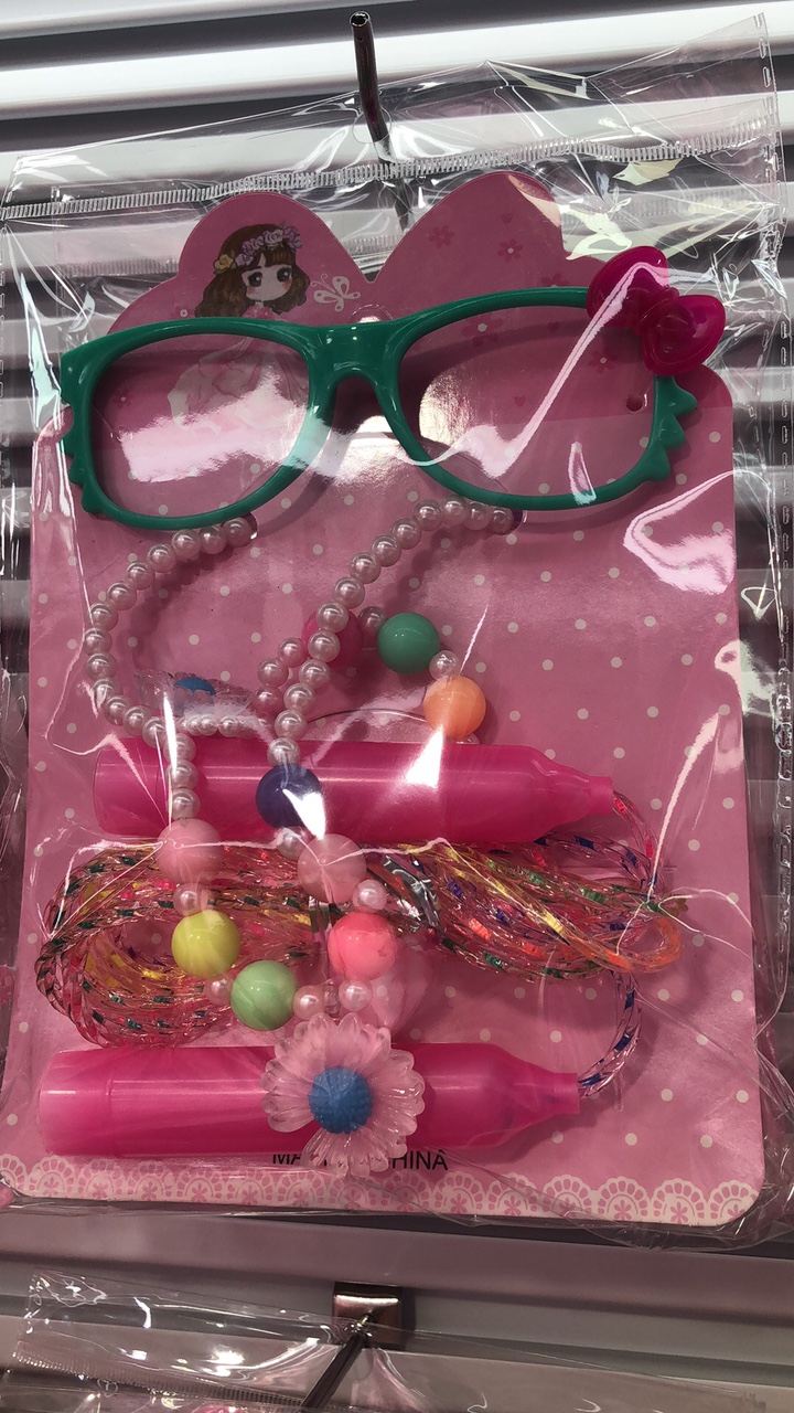 Little Swan Accessories' best-selling Children's Fly-hopping set: Necklace, bracelet, ring, glasses, and fly-hopping