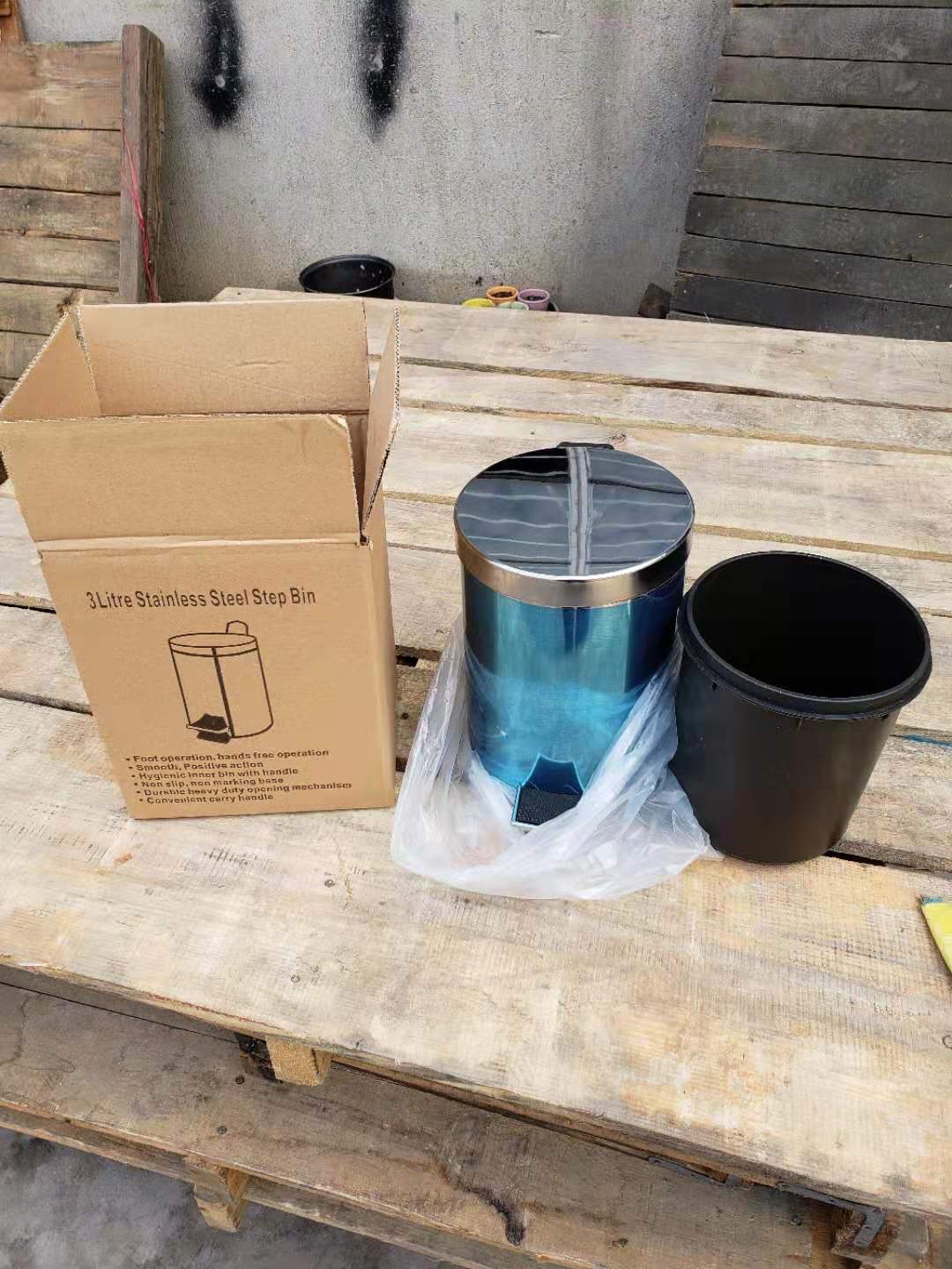 410不锈钢脚踩垃圾桶产品图