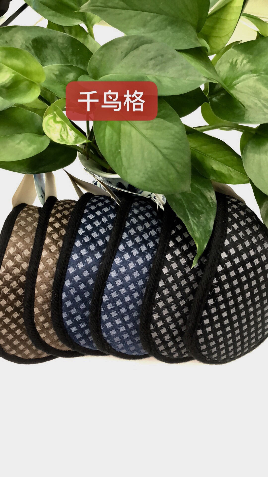 Heart-shaped ear cups details Picture