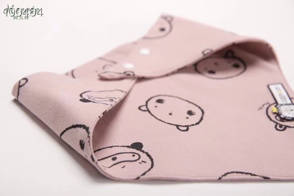 【 Heer Special New Product: Korean Version Of Little Lion Triangle Towel 】
Pure Cotton Skin-Friendly Fabric Soft And Comfortable
Fresh And Soft Background Color With Cute And Cute Print
Exquisite Workmanship
Elegant Little Lion Item Picture