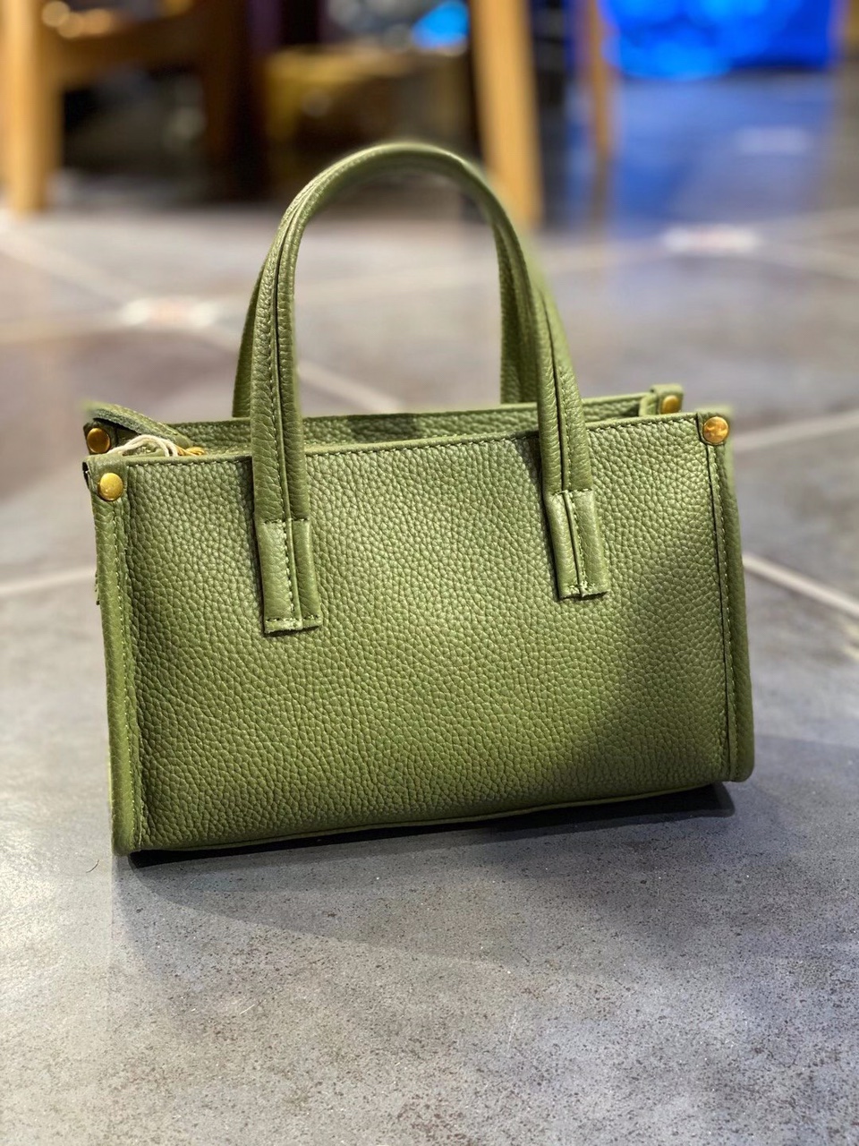 女士手提包斜挎，实用大气，材质：头层牛皮，尺寸：23*8*15CM颜色：果绿