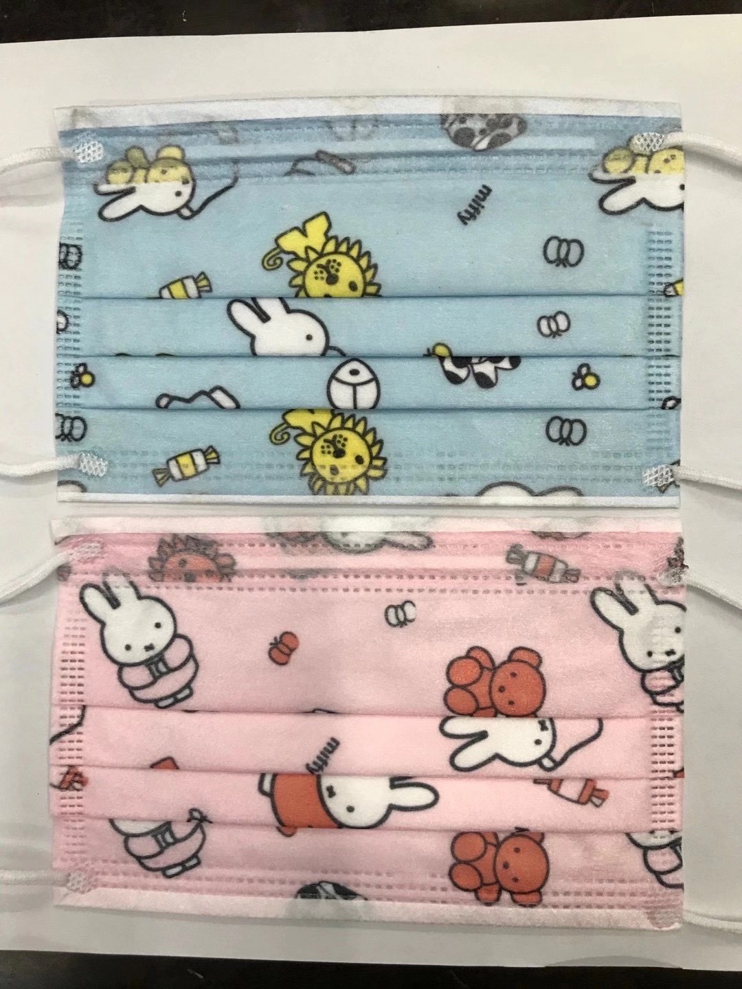 儿童水刺布口罩白底实物图