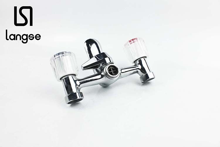 Clear Hand Wheel Bathroom Seven-Way Set With Shower Hose Application Scenario