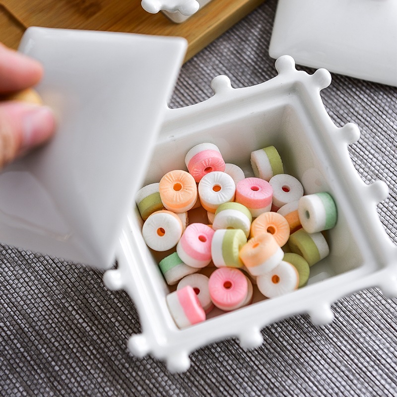 陶瓷果盘干果盘新年糖果盒白色圆形分格果盘带盖配竹木创意水果盘白底实物图