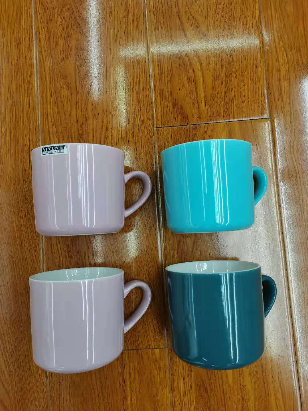 Ceramic cup with colored glaze thread