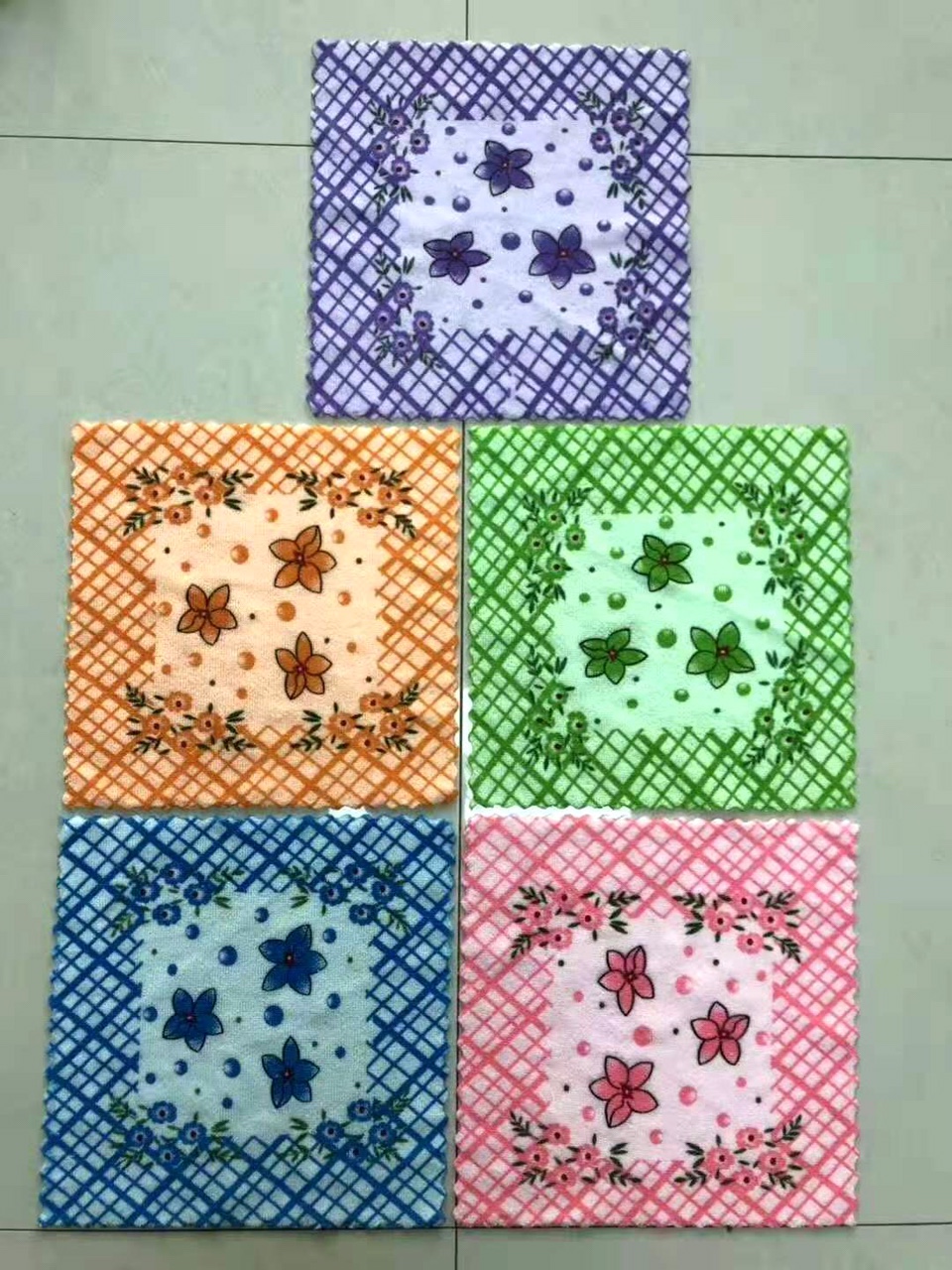 Print a square scarf with pentagonal flowers