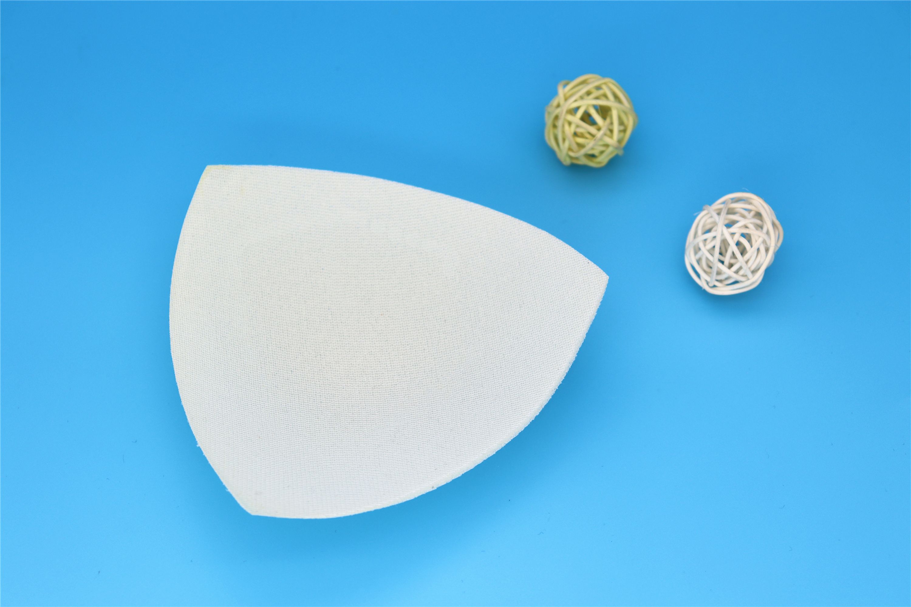 厂家直销高品质舒适服装辅料薄款三角罩杯白底实物图