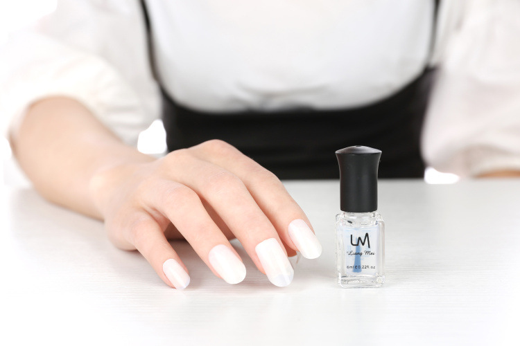 LM's new water-based nail polish is peelable, long-lasting, odorless, peel-off, transparent and tear-off, with a smooth and nourishing texture. Factory direct sales detail image 1