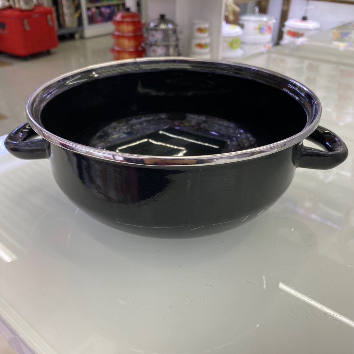 A single enamel pot